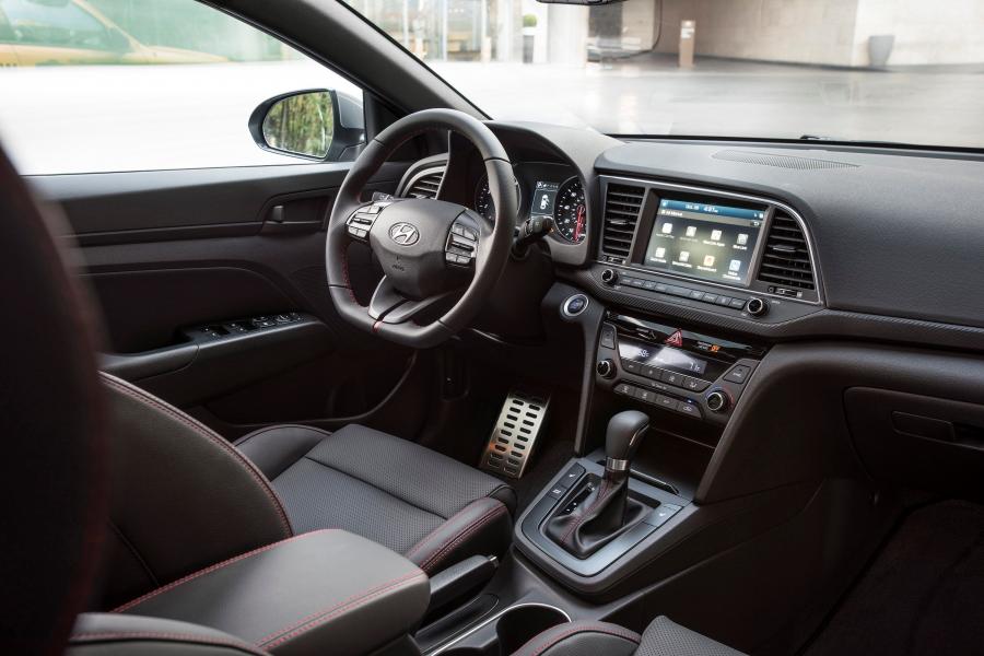 Интерьер Hyundai Elantra Sport 2016 года  (NA) (фото 14 из 41)